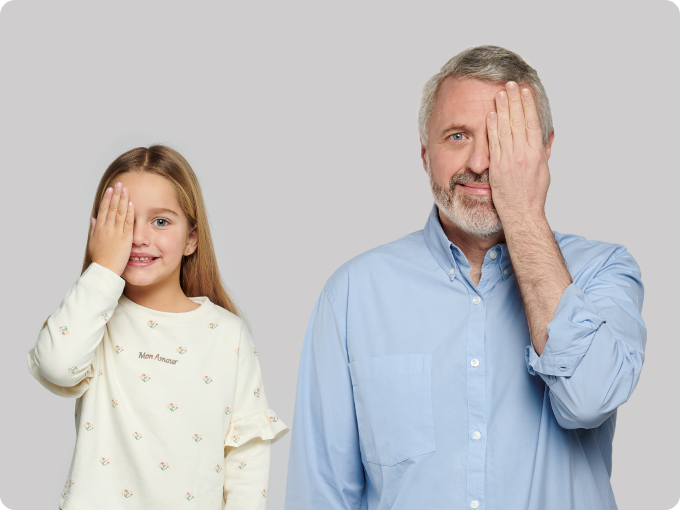 niña y hombre maduro tapándose un ojo