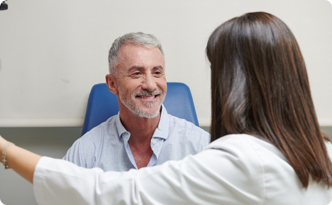 oftalmologo explicandole a un paciente