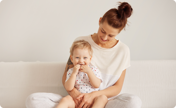 mujer sostiene a un bebé en su regazo