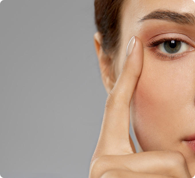 ojo de mujer con un dedo sobre la sien