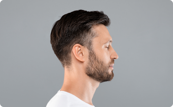 primer plano hombre joven de perfil con los ojos cerrados