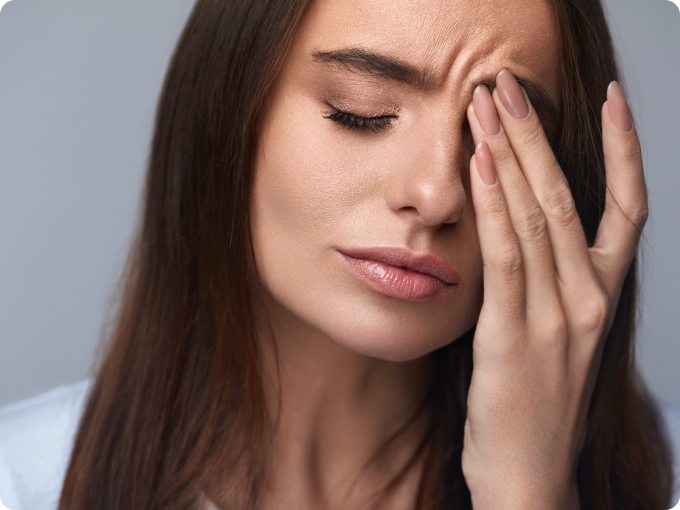 mujer morena con el pelo largo frotándose un ojo