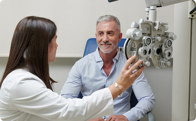 oftalmólogo y hombre canoso en consulta