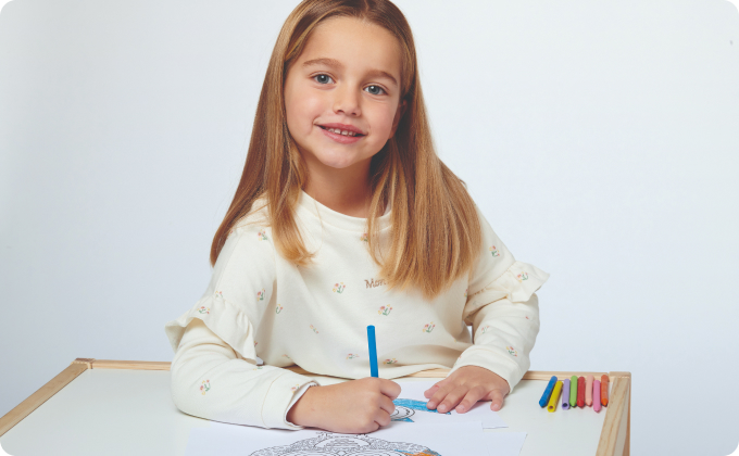 niña rubia dibujando