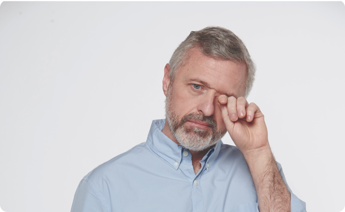 primer plano ojos mujer abriéndose los ojos con los dedos