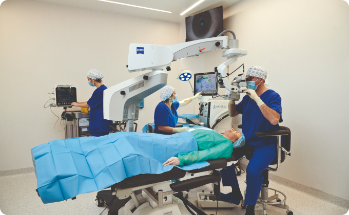 plano general quirófano durante una cirugía oftalmológica