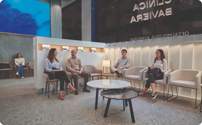 cuatro pacientes en la sala de espera de una clínica oftalmológica