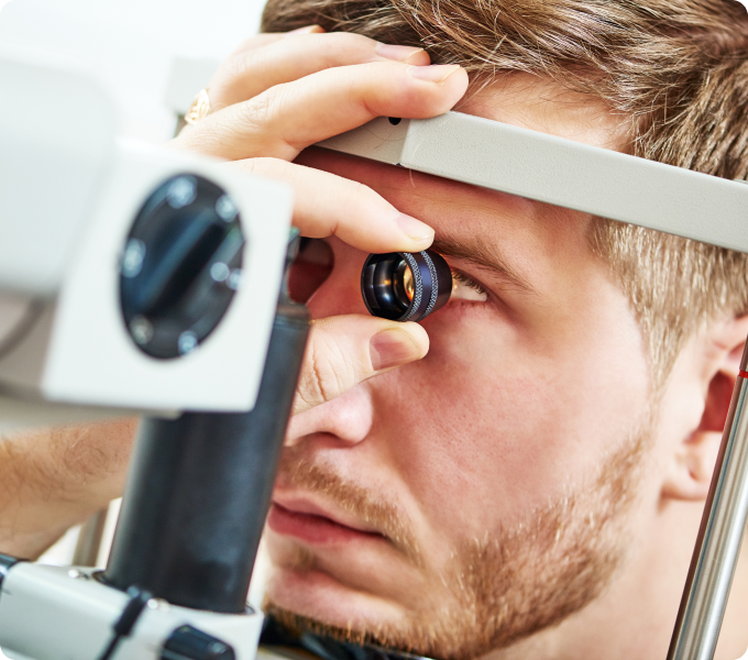 paciente pelirrojo durante una exploración con lámpara de hendidura