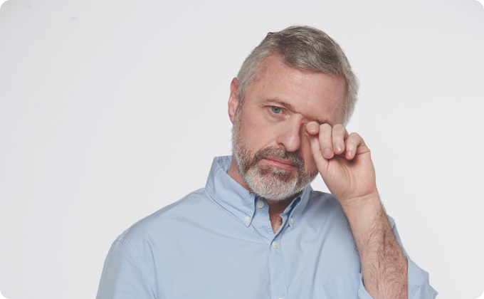 hombre maduro frotándose un ojo