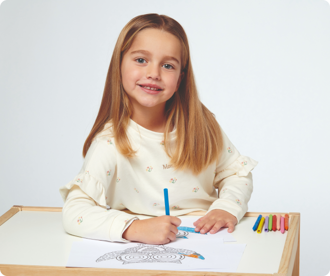 niña rubia dibujando