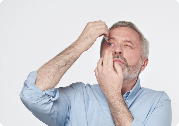 hombre maduro echándose gotas en un ojo