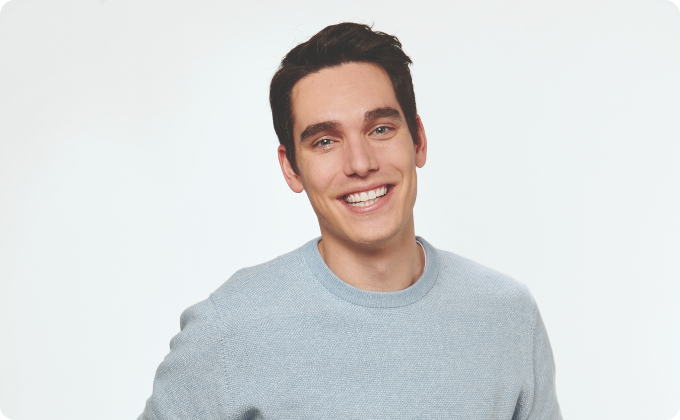 hombre joven con jersey gris