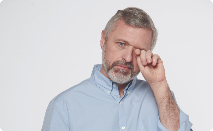 hombre maduro frotándose un ojo