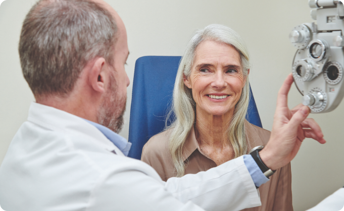 mujer madura y oftalmólogo junto a un foróptero