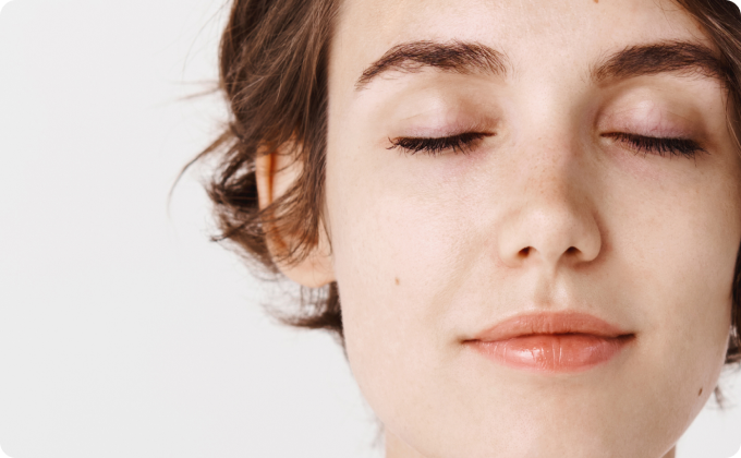 chica joven con pelo corto cerrando los ojos