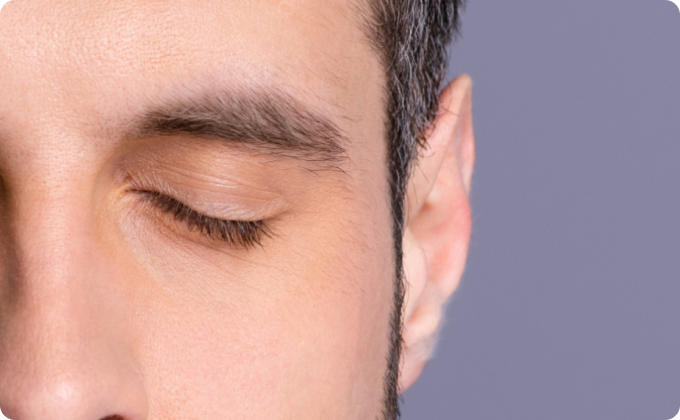 primer plano ojo cerrado de paciente con canas