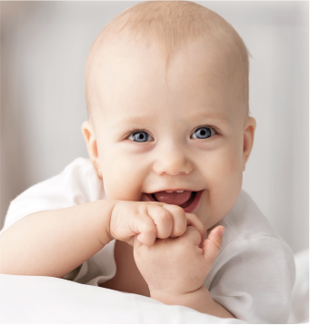 Beb con ojos azules se chupa una mano