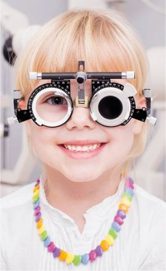 Nia rubia a la que le estn midiendo la graduacin