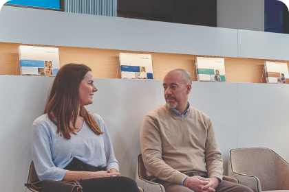 dos pacientes en la sala de espera de una clínica oftalmológica