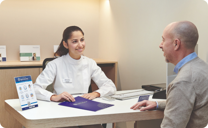 auxiliar dando información a un paciente