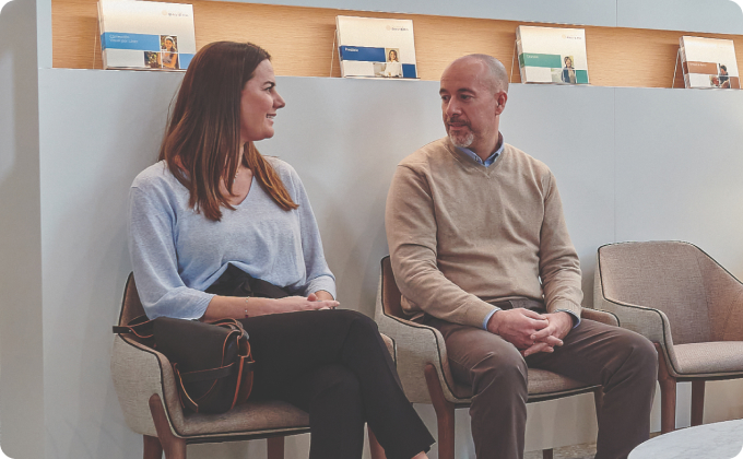 dos pacientes en la sala de espera de una clínica oftalmológica