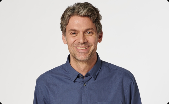 hombre maduro con los brazos cruzados