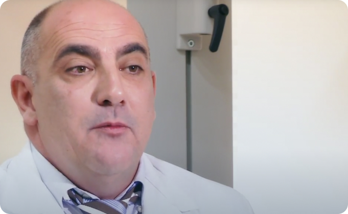 Imagen del Dr. Jose Luis Ruiz durante el video explicativo sobre la intervención con láser