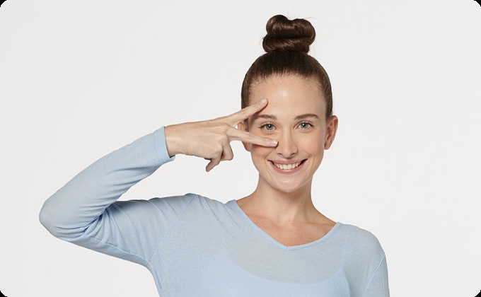 chica joven haciendo gesto de la victoria