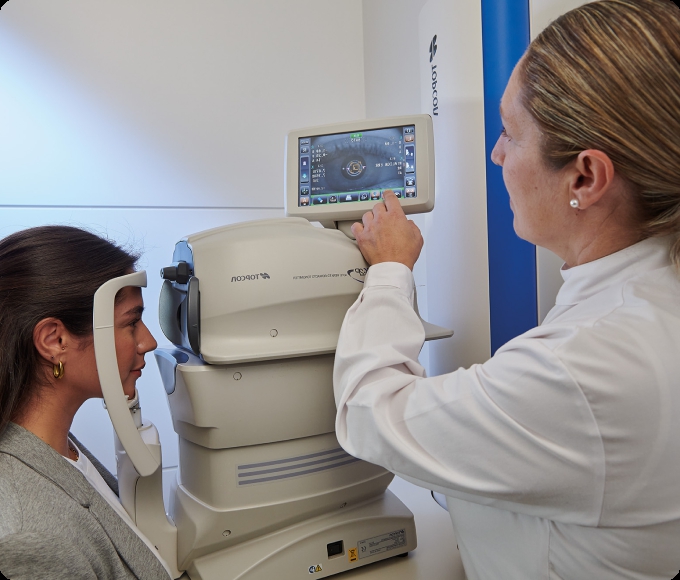 auxiliar y paciente en autorrefractómetro