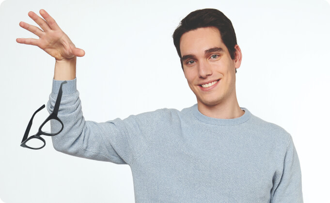 chico joven tirando gafas