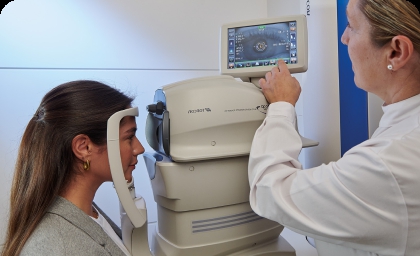 prueba oftalmológica autorrefractómetro