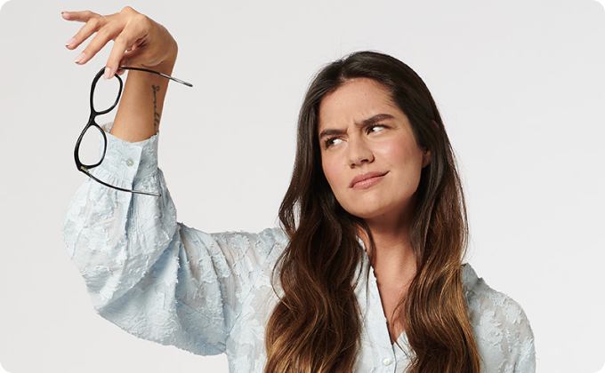chica joven mirando unas gafas