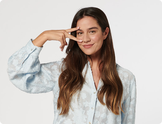 chica joven haciendo gesto de la victoria