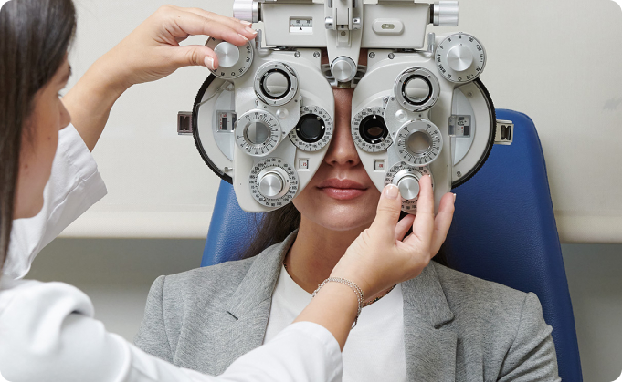 auxiliar y paciente en autorrefractómetro