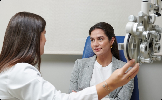 auxiliar y paciente en autorrefractómetro