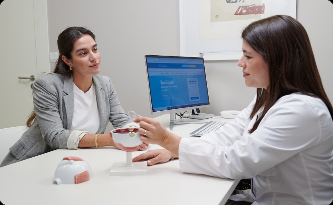 médico y paciente en foróptero