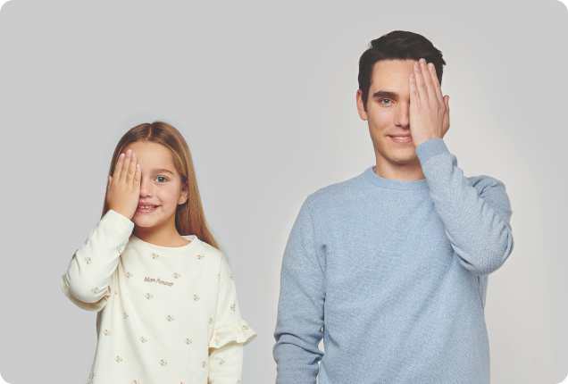 niña y chico joven tapándose un ojo