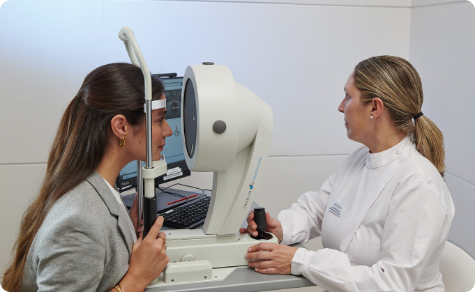 auxiliar y chica joven en topógrafo