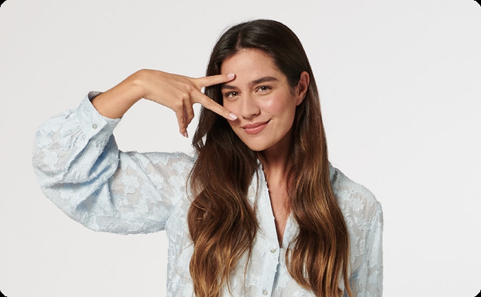 chica joven haciendo gesto de la victoria