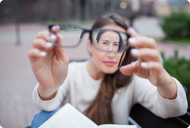 chica con pelo largo mirando a través de unas gafas