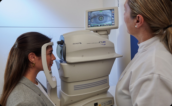 auxiliar y paciente en autorrefractómetro
