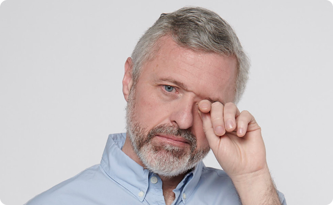 hombre maduro frotándose un ojo