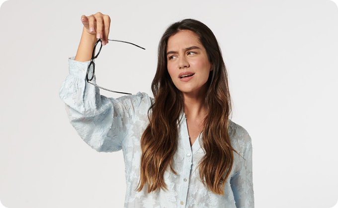 auxiliar y chica joven en topógrafo