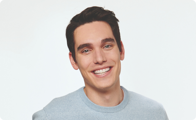 chico joven sonriendo