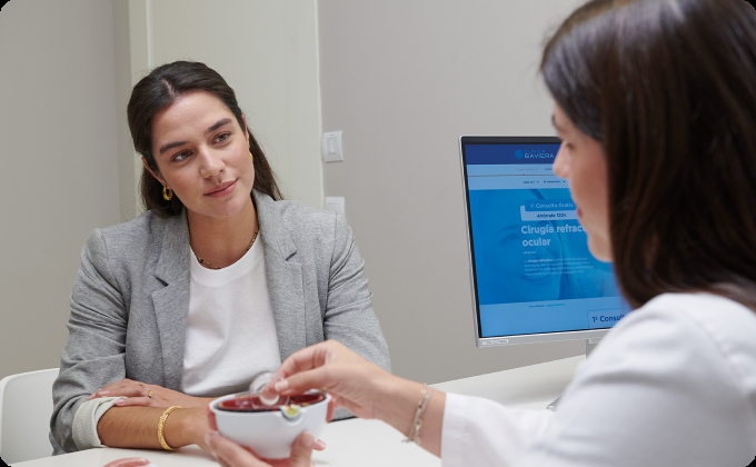 chica joven haciendo el gesto de pensar