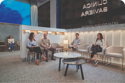 pacientes en sala de espera de clínica oftalmológica