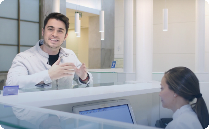 pacientes en sala de espera de clínica oftalmológica