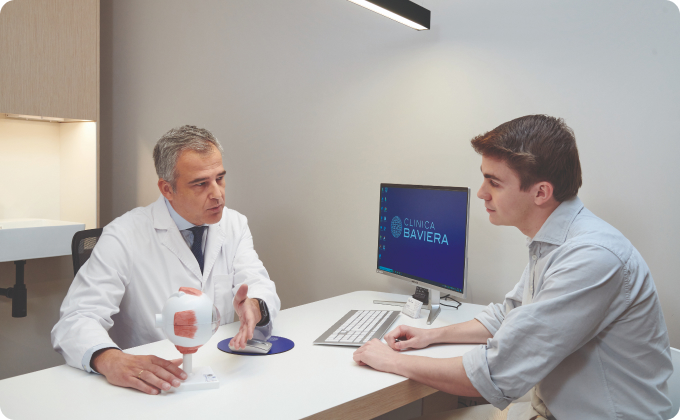 médico en consulta con chico joven