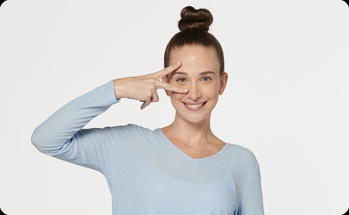 chica joven haciendo gesto de la victoria