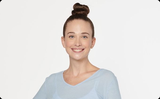 chica joven haciendo gesto de tirar gafas